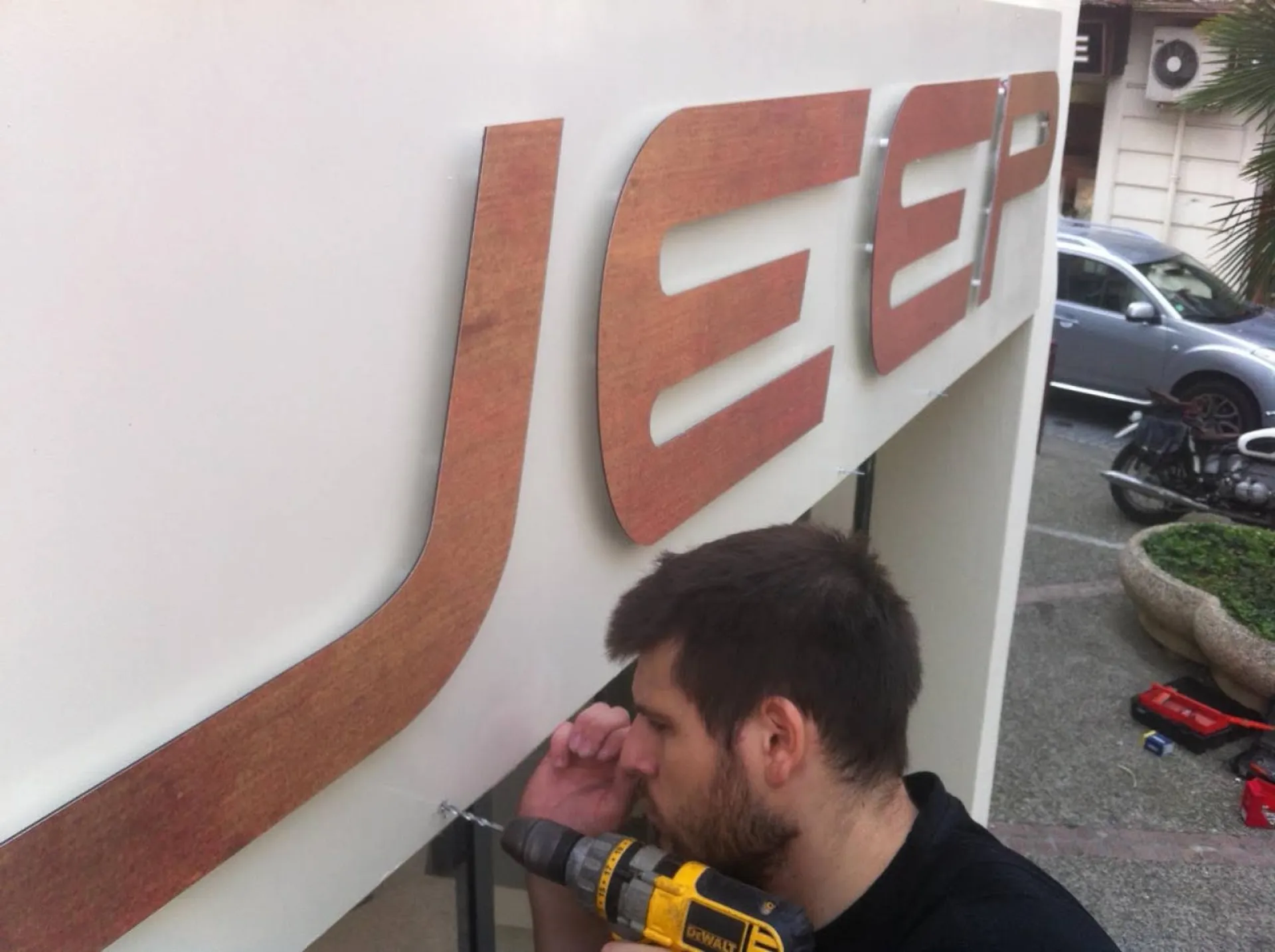 Enseigne avec rétro éclairage pour le commerce Jeep à Pamiers