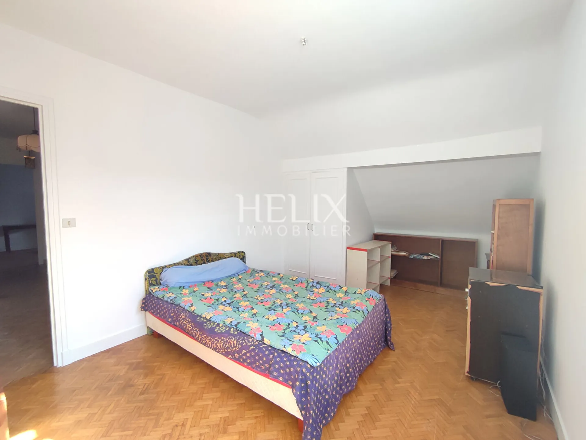 Maison familiale de 130 m2 sur 937 m2 de terrain comprenant 5 chambres, un grand double séjour et un sous-sol