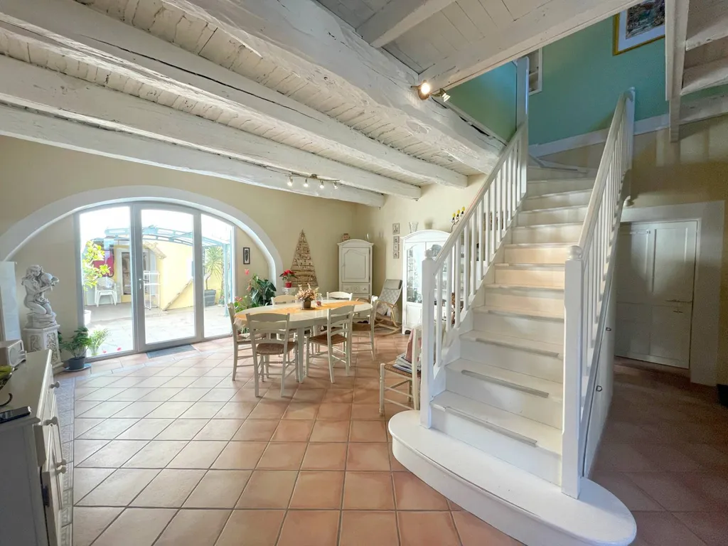 Ancienne ferme en pierre avec vue sur les vignes  à Entrechaux en Vaucluse  