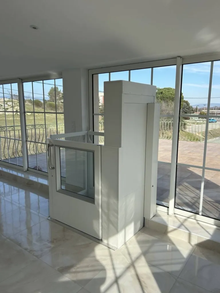 La motorisation est légèrement surélevée (du fait de la dimension réduite du plateau) pour cet élévateur vertical NAMILIFT sur 2 niveaux près d'Aix en Provence