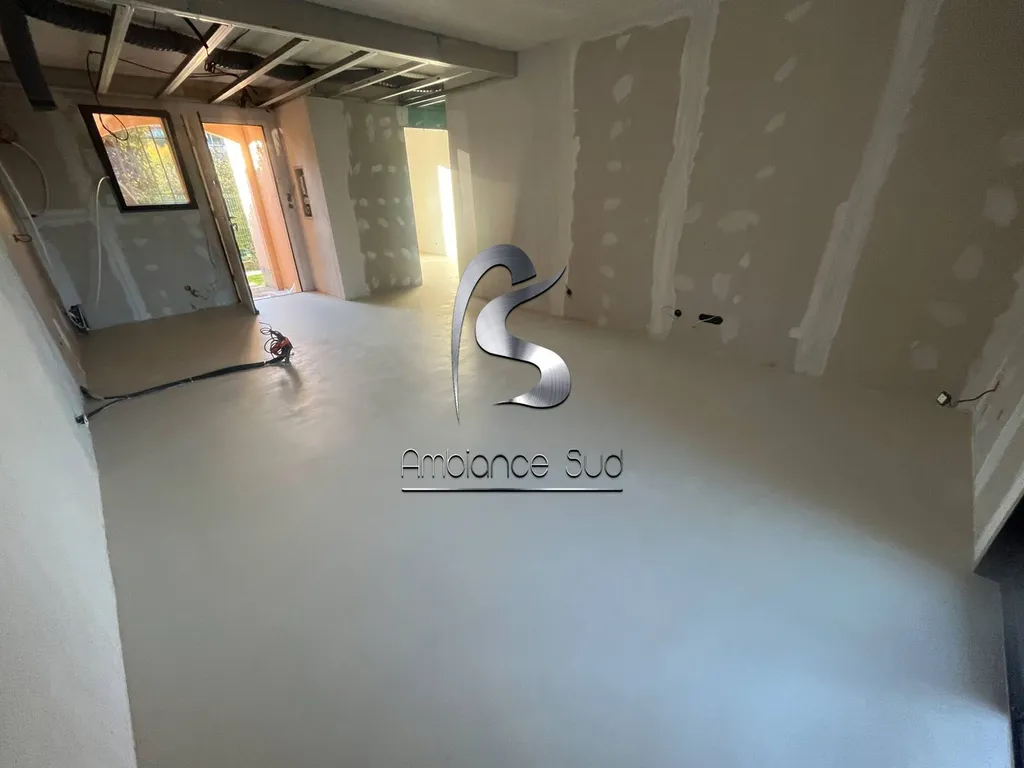 Rénovation complète du sol d'un appartement avec notre résine minérale effet béton ciré à Juan les Pins dans les Alpes-Maritimes