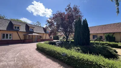A vendre Propriété touristique de charme au cœur de la campagne normande, offrant un cadre paisible et un fort potentiel d’activité d’accueil, proche des commodités.