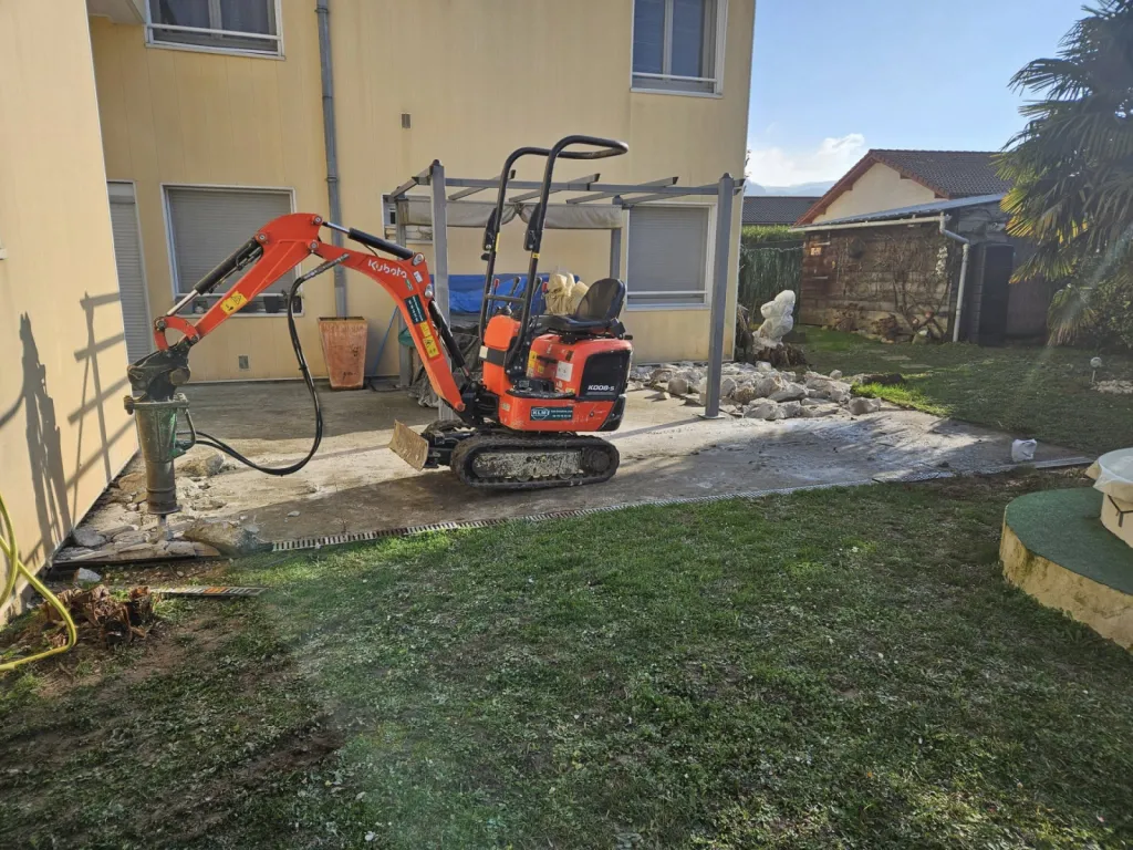 Réalisation d'une terrasse chez un particulier à Lagnieu dans l'Ain avec démolition de l'ancienne dalle, ragréage et pose de carrelage