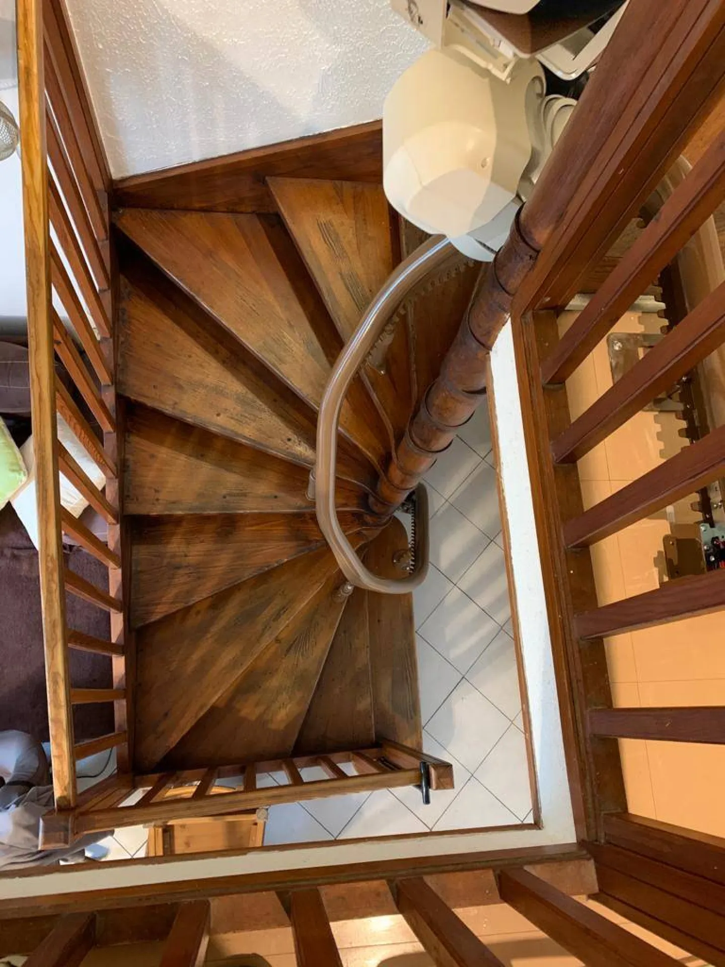 Courbure sur mesure du rail OTOLIFT dans un escalier en colimaçon près d'Aix en Provence