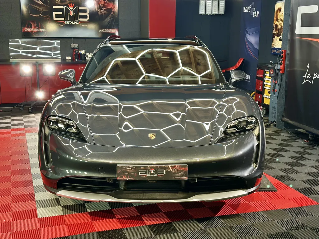 Spécialiste rénovation carrosserie Porsche lyon traitement céramique et film de protection PPF Porsche Taycan