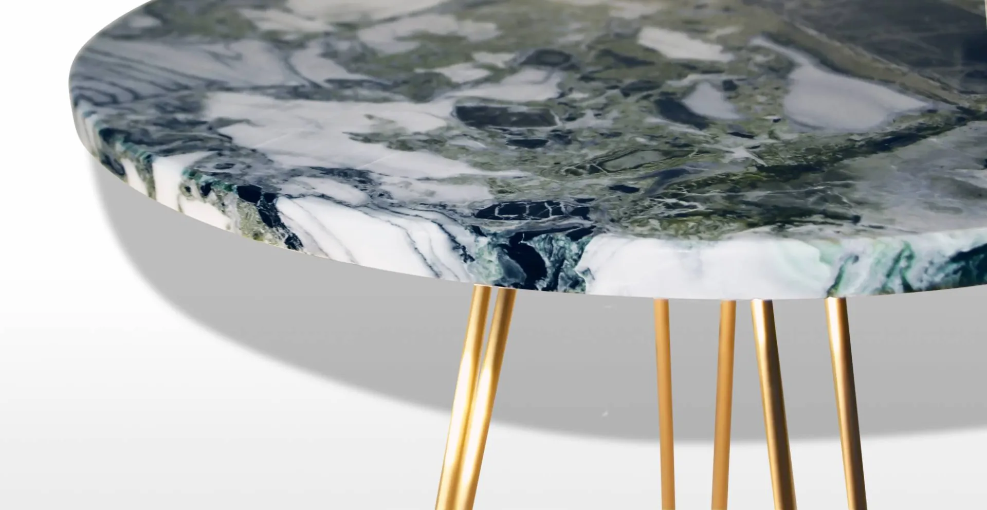 Patty: table basse design vintage en marbre white beauty et pied hairpin legs laiton poli