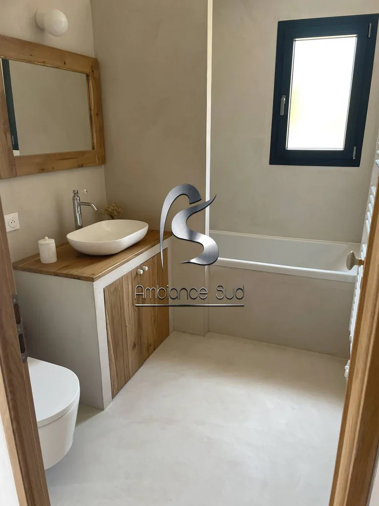 Réalisation d’une salle de bain en béton ciré beige dans une maison neuve à Saint Maximin