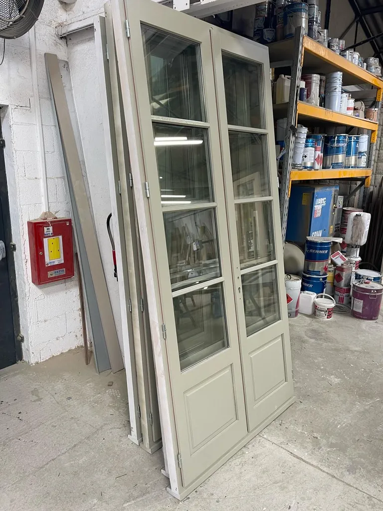 Installer des fenêtres en bois sur mesure pour améliorer l’isolation et l’esthétique de votre maison à Marseille 16e