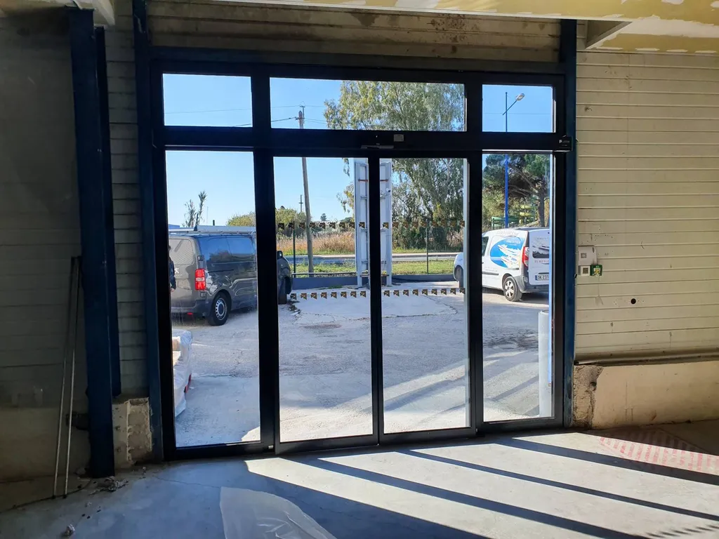 Rénovation devanture menuiserie et porte automatique à Aix en Provence