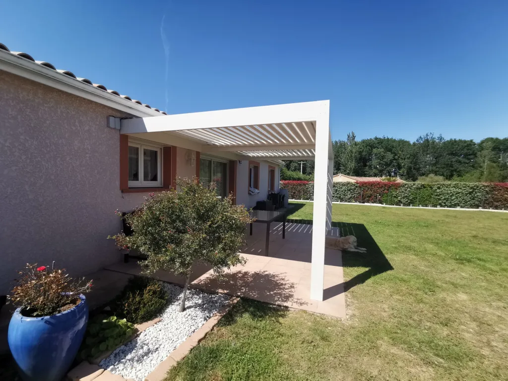 Fourniture et pose d'une Pergola Bioclimatique avec éclairage LED intégré à Fronton