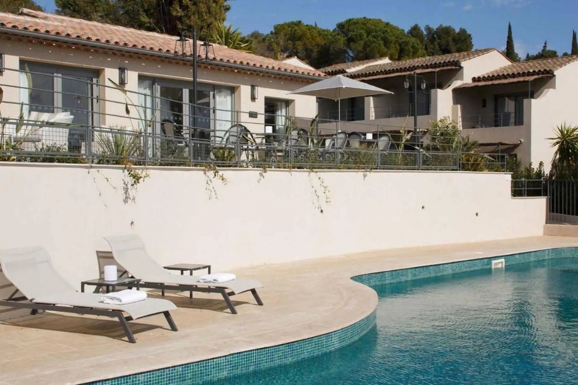 Dallage Terrasse Piscine de L'Hôtel Domaine Du Jas 