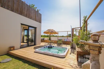 Conception d'une terrasse en bois sur-mesure avec jacuzzi intégré et espace détente à Marseillan