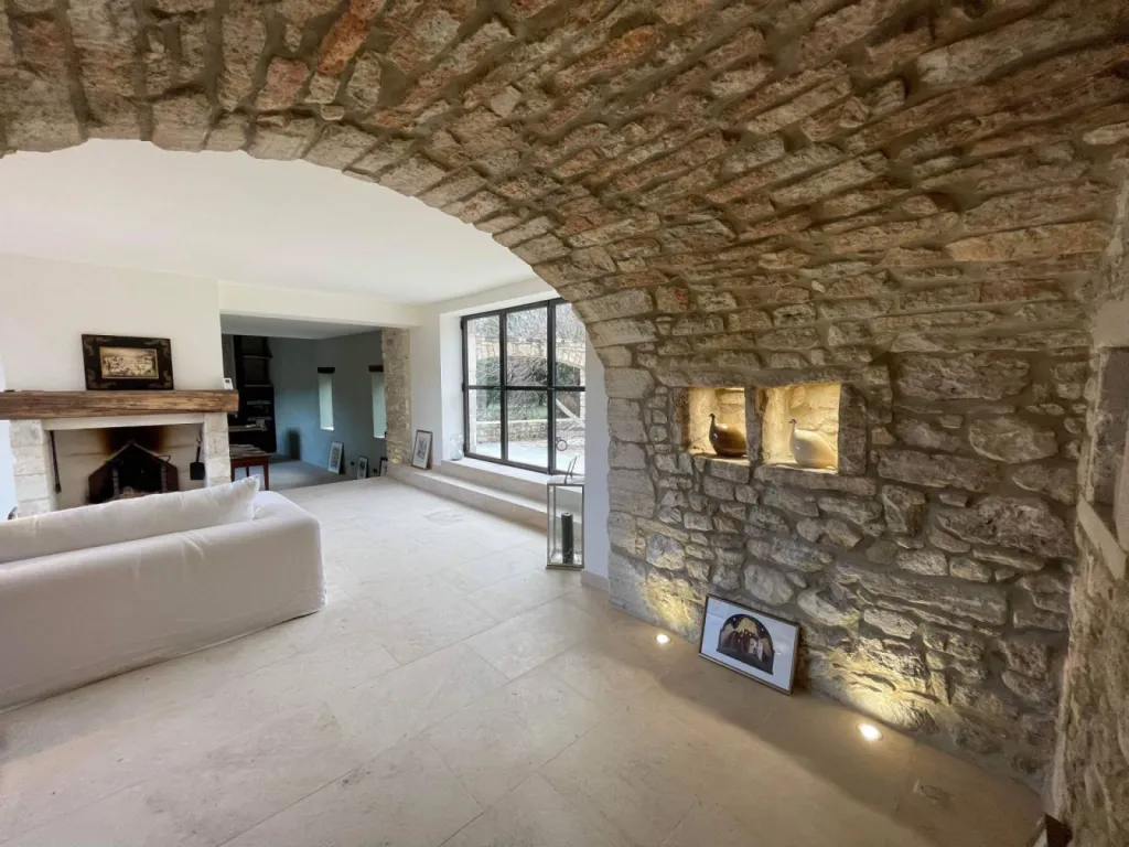 Dallage en pierre de Dordogne clair nuancé entre Alès et Bagnols-sur-Cèze