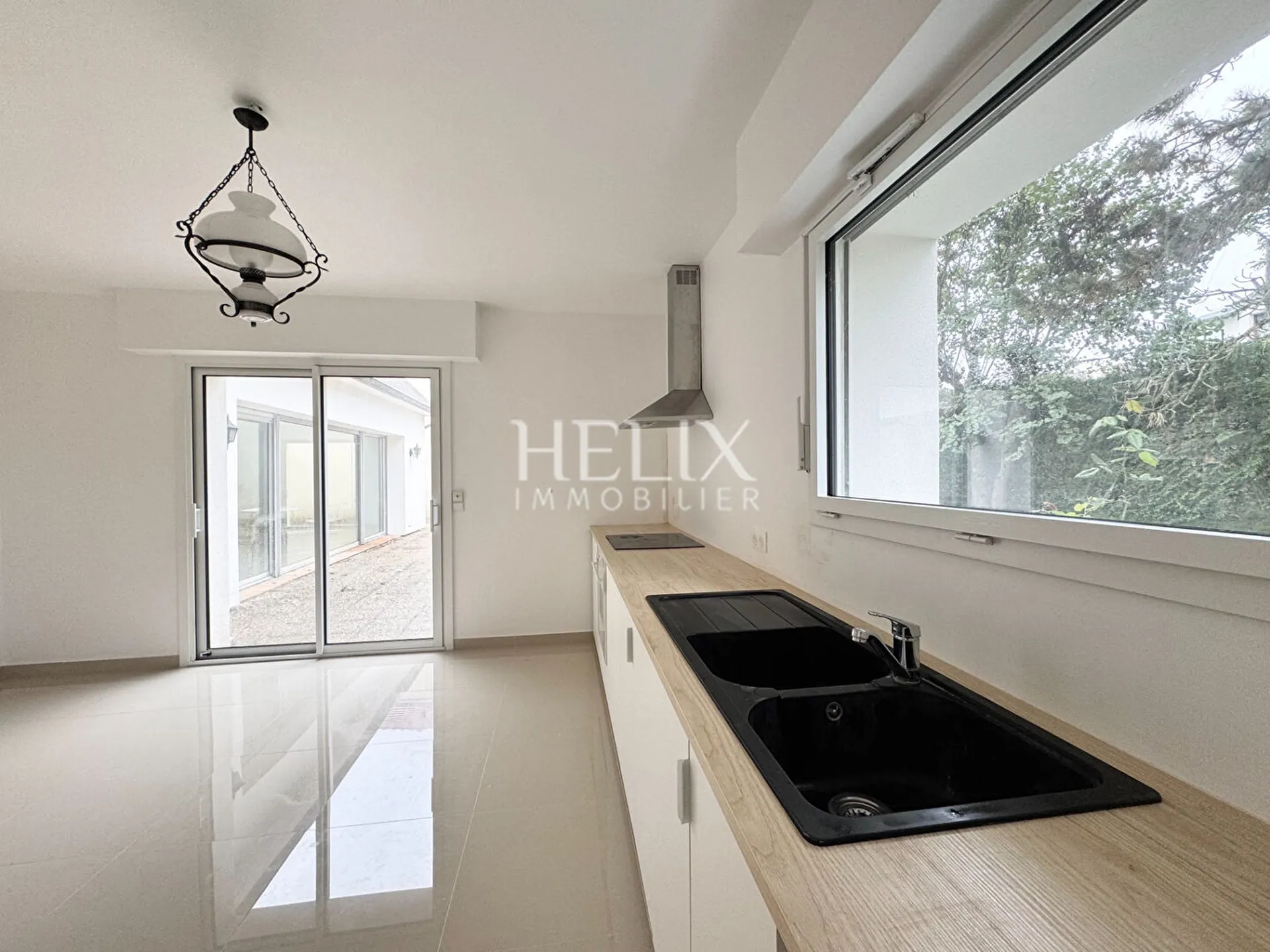 En exclusivité à vendre Orgeval une jolie maison de 210 M²  édifiée sur terrain de 834 M², 5 minutes à pied du centre ville, commerces , proche école Jeanne d'Arc.