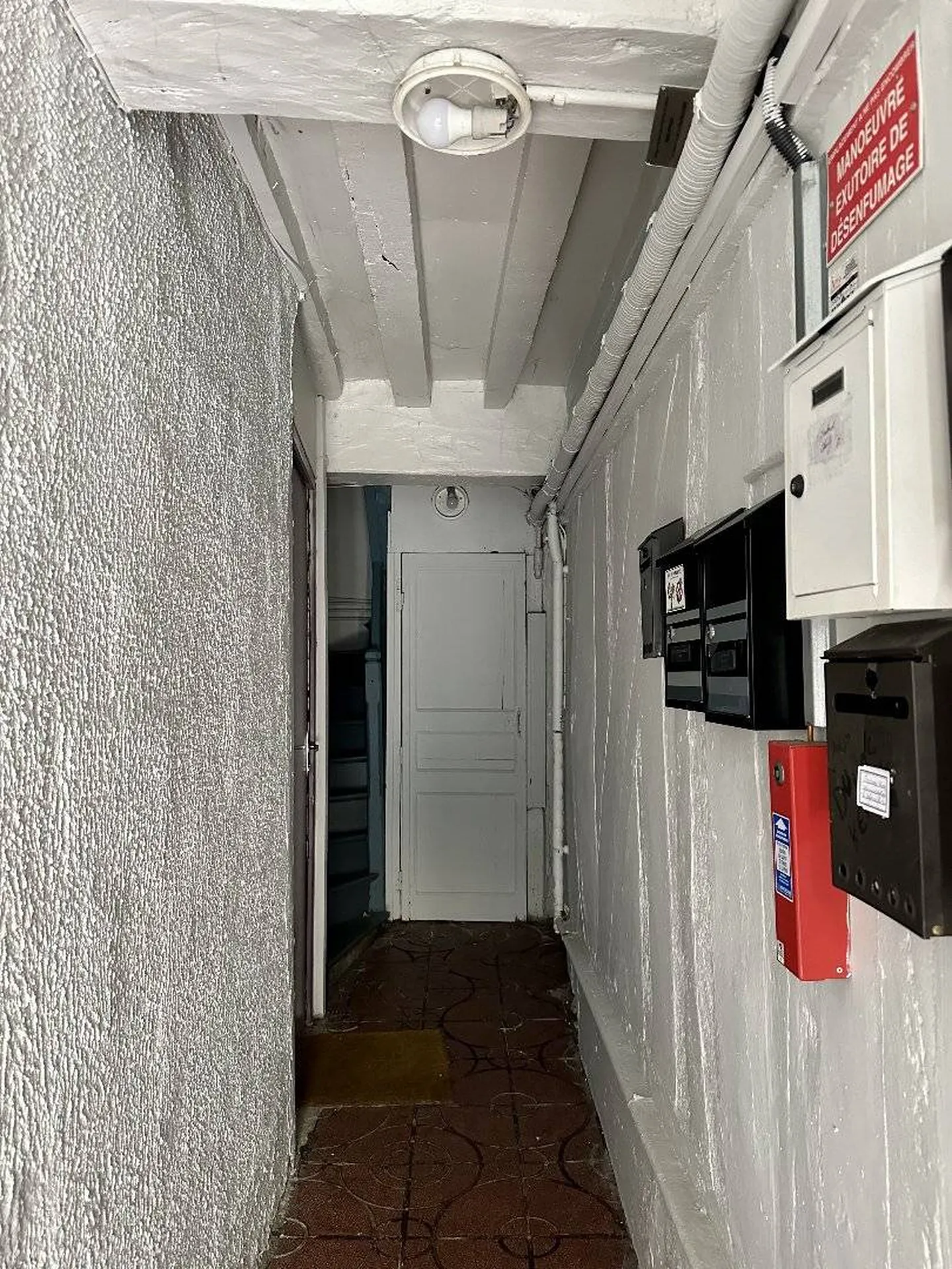 Vends studio situé au premier étage, offrant calme et tranquillité.