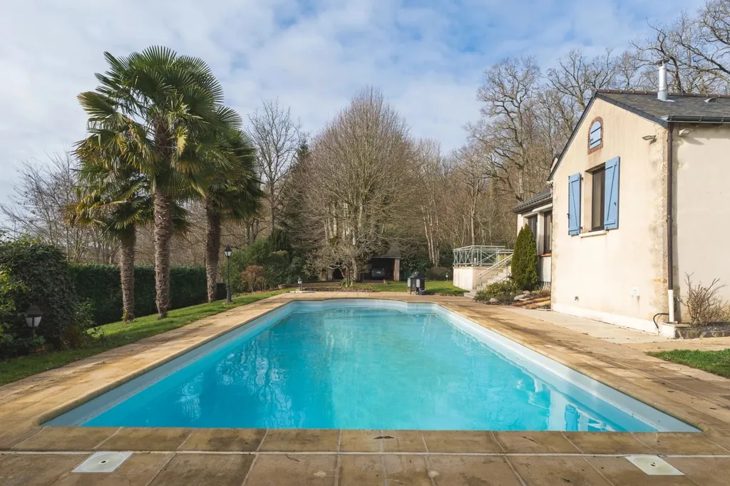 Bien atypique à vendre proche du Mans avec piscine et parc arboré