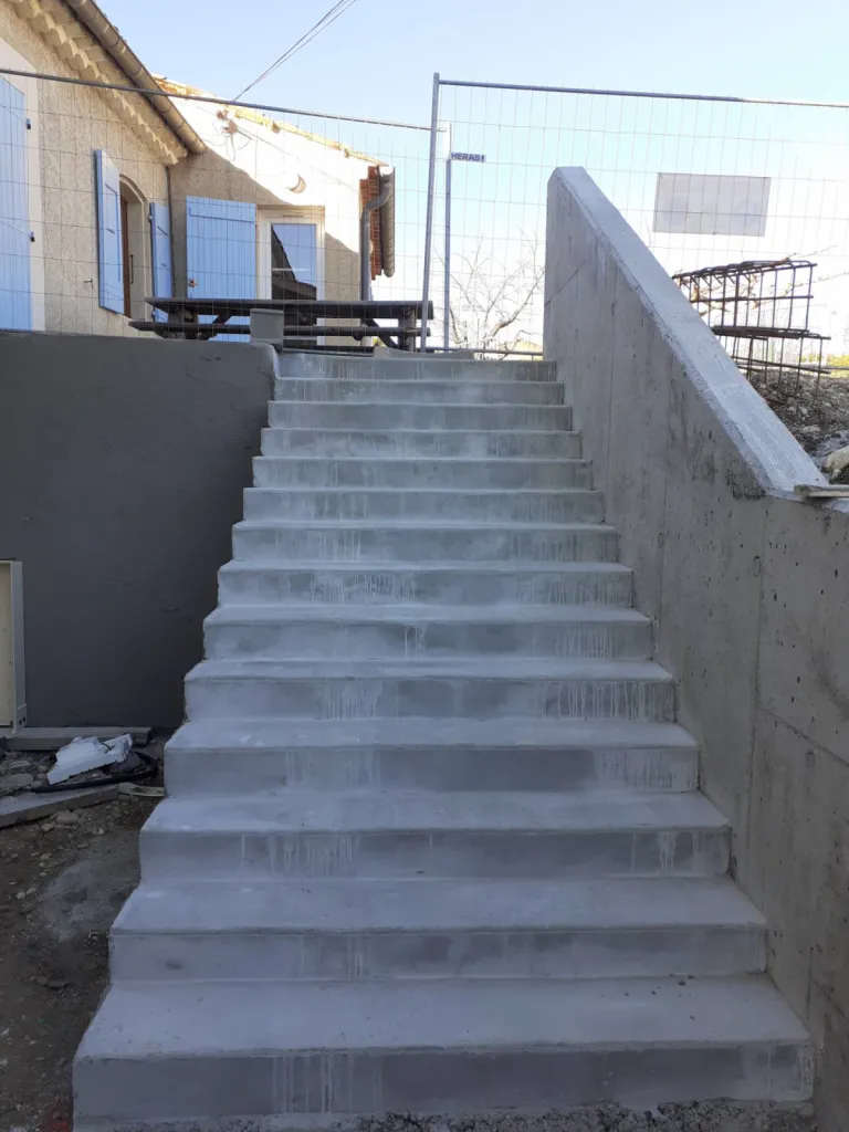 Vue lorsque nous sommes arrivés avant l'installation de la plateforme inclinée Lehner Delta dans cet ERP près de Sisteron