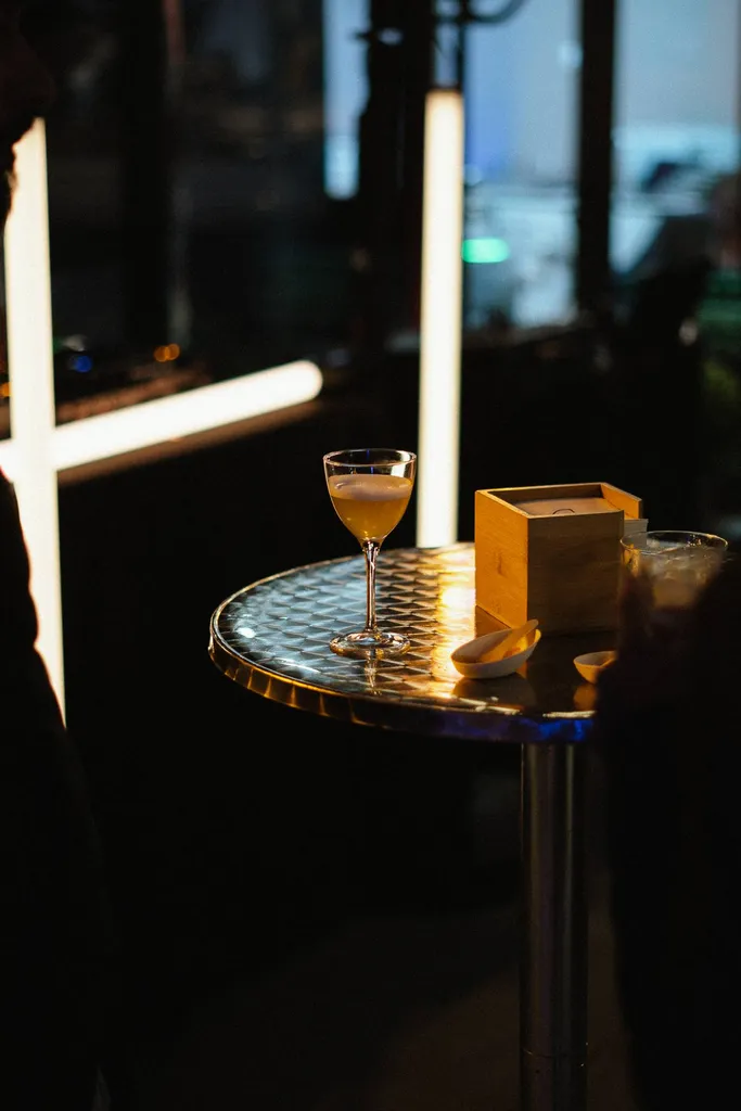 Participants réalisant leurs cocktails lors d’un atelier mixologie