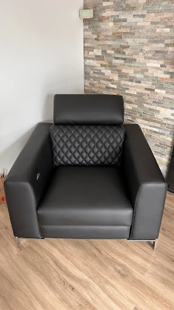Rénovation d’un canapé en Skaï noir proche de Bordeaux 