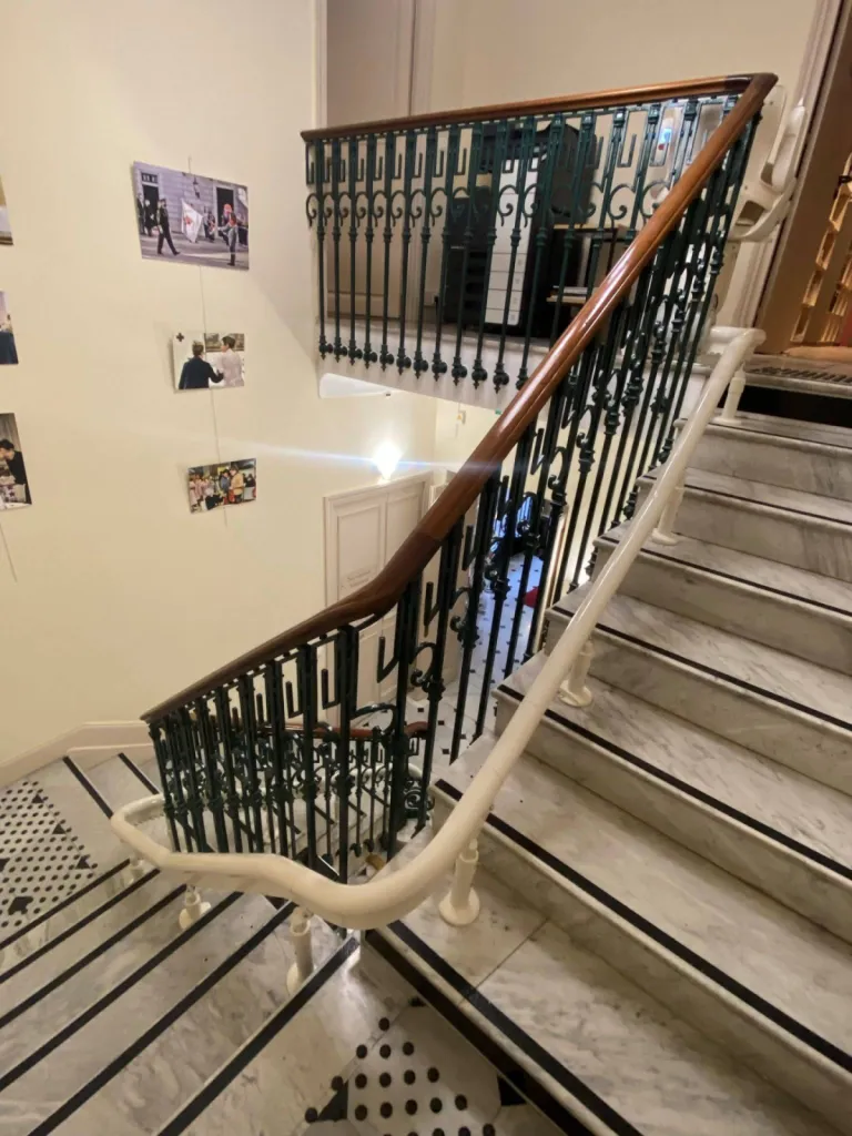 Installation au plus près de la rampe de ce fauteuil monte escalier OTOLIFT Modul'Air Smart dans un escalier courbe près d'Antibes