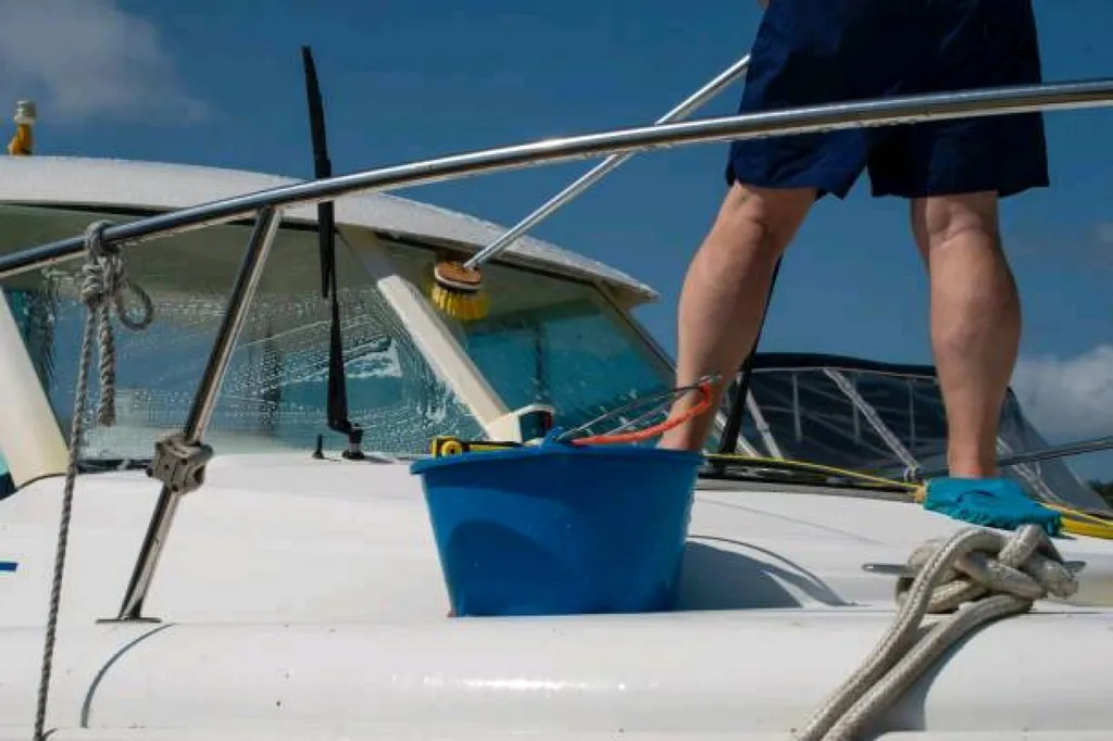 Société de nettoyage  pour le nettoyage de votre bateaux à  Marseille dans les bouches-du-rhône et les communes  voisines 