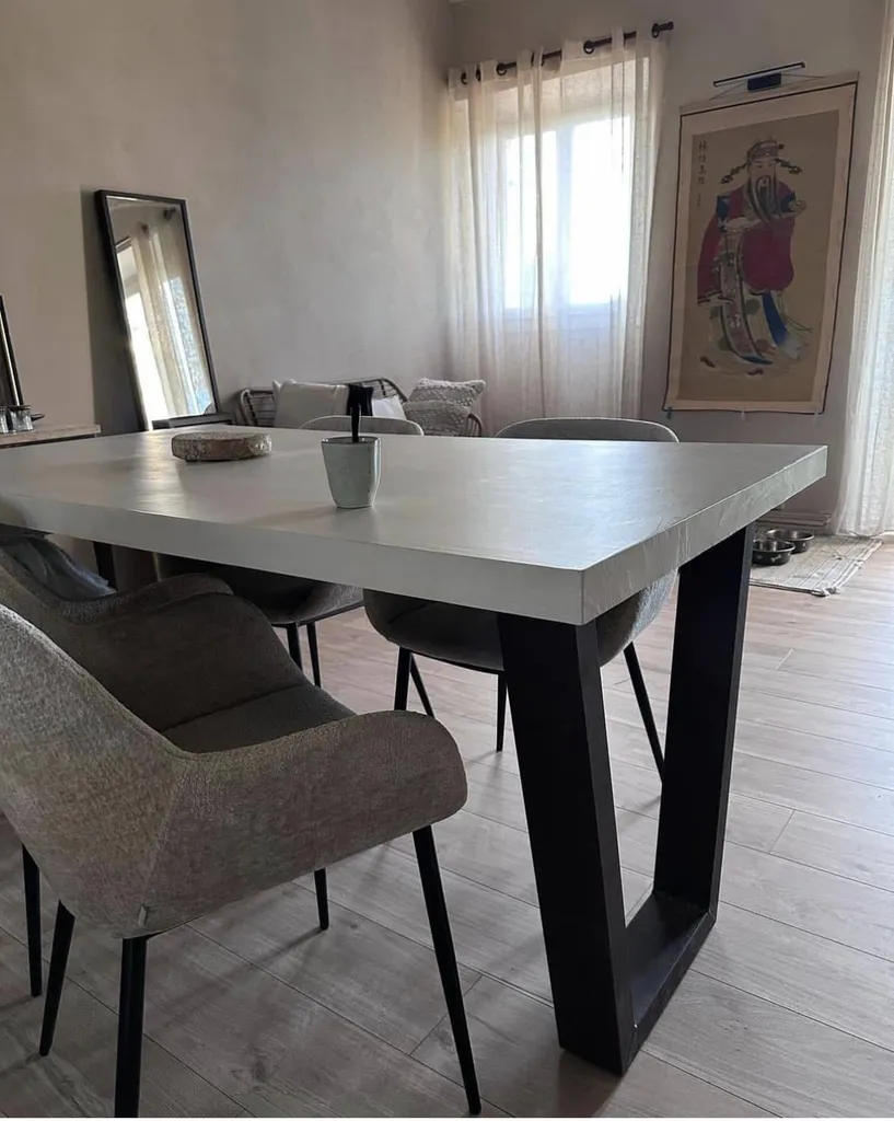 Murs badigeon de chaux, Plateau béton cire, Pieds Metaldeco  Réalisation Karoll Régence