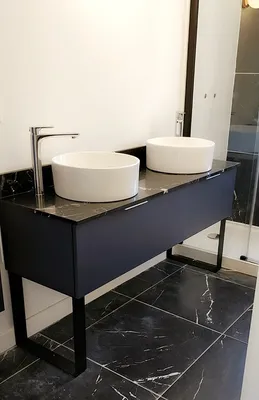 Création d’un meuble de salle de bain sur mesure Zen blanc avec tiroirs suspendus et armoire murale à Marseille 13011