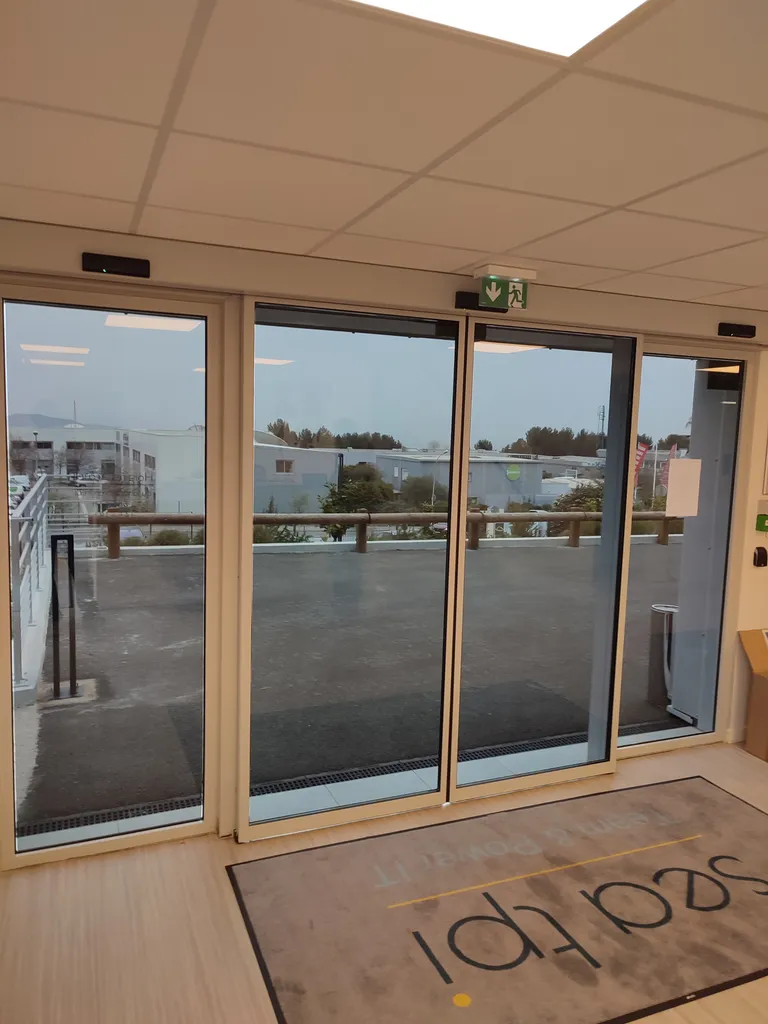 Installation de film occultant translucide pour logement particulier à Marseille 8ème – Préservez votre confort visuel