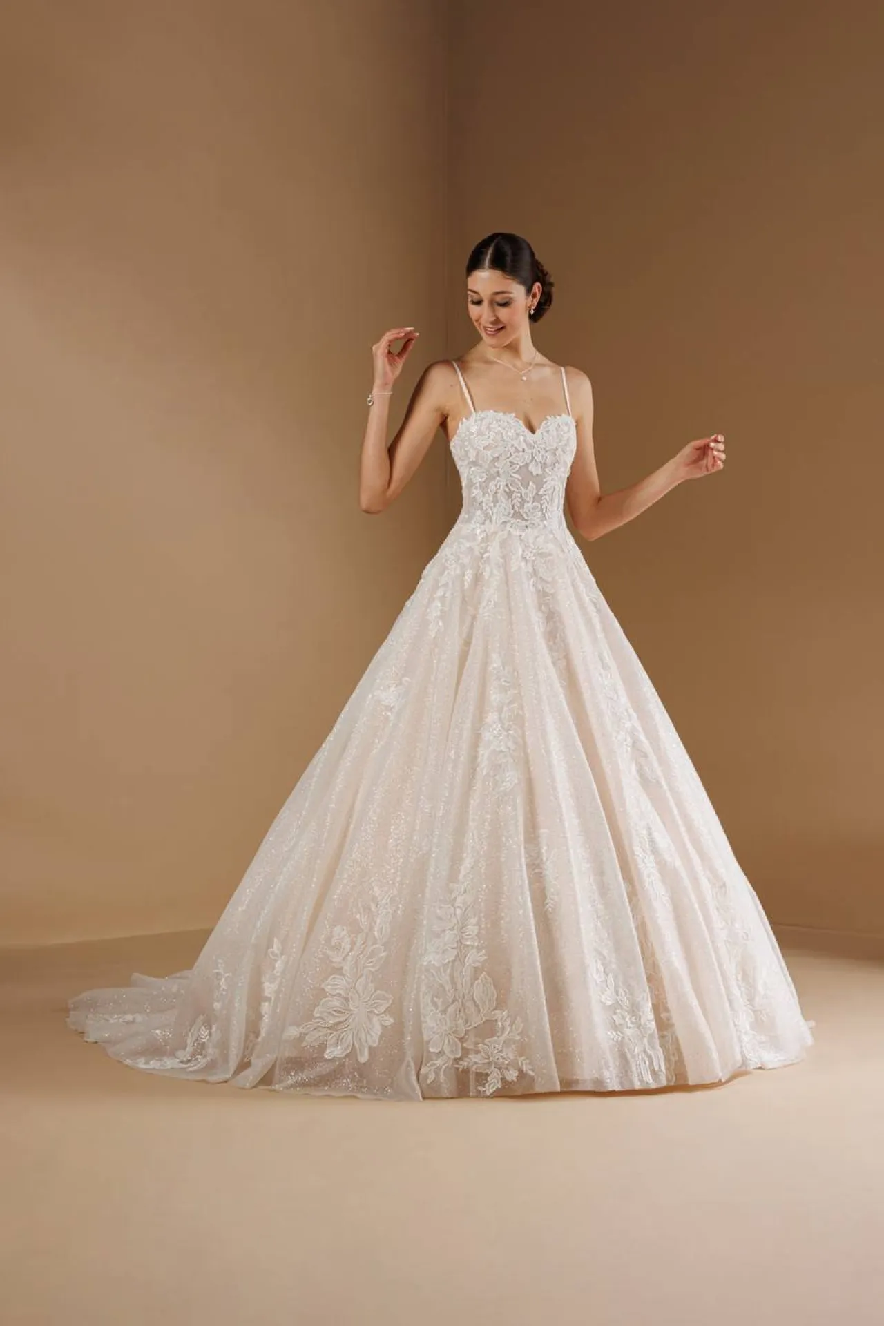 Robe de mariée princesse Guinée, dentelle et jupe à paillettes mariage sur  Marseille proche d'Aix en