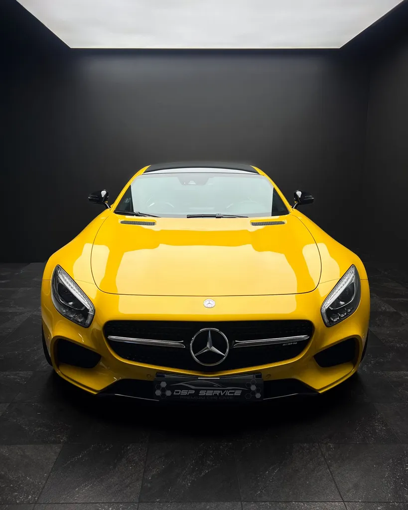 Restauration de cuirs sur cette Mercedes AMG GT chez DSP Service à Le Mans