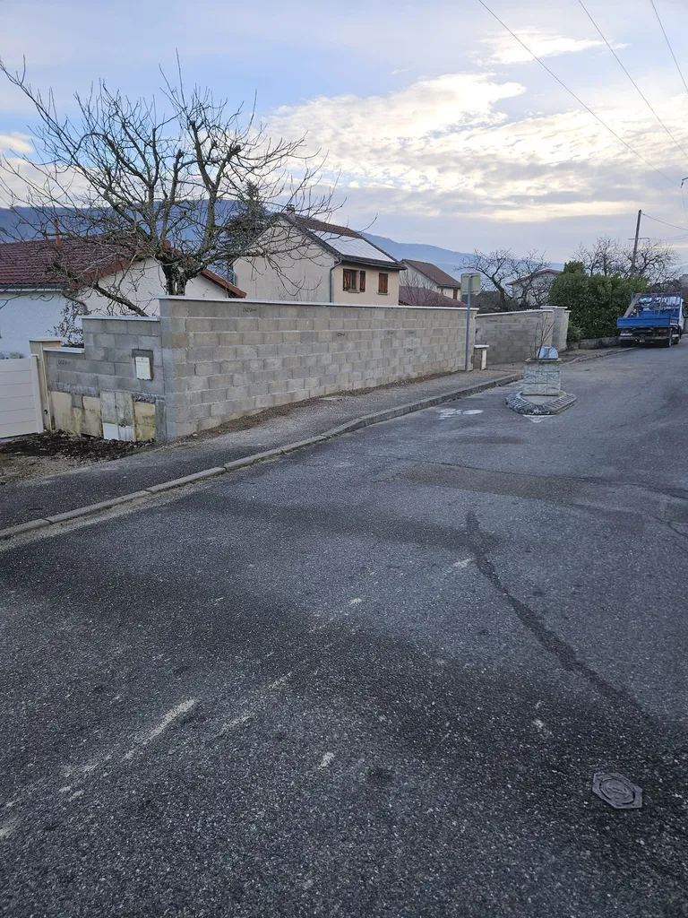 Construction d'un mur de clôture chez un particulier par artisan terrassier à Meximieux