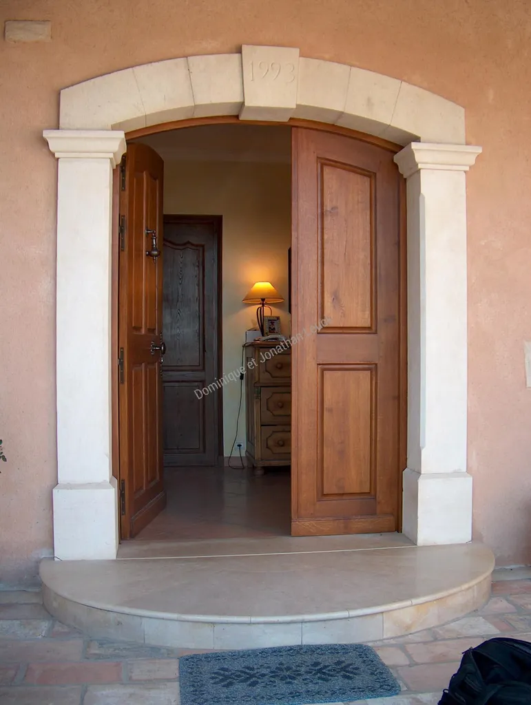 Encadrement massif en pierre d'Estaillades