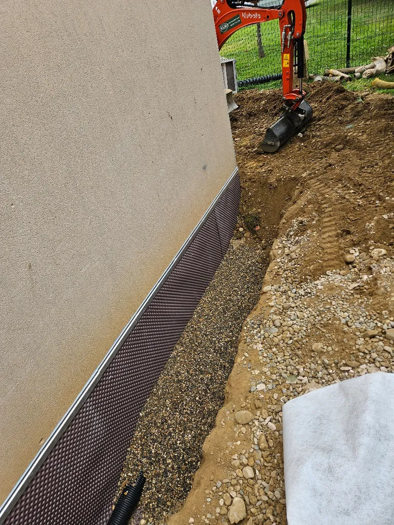 Terrassement au tour de une maison, pose d'une étanchéité avec delta MS et solin pour éviter les problèmes de remonter capillaire sur la commune de Mions près de Lyon 
