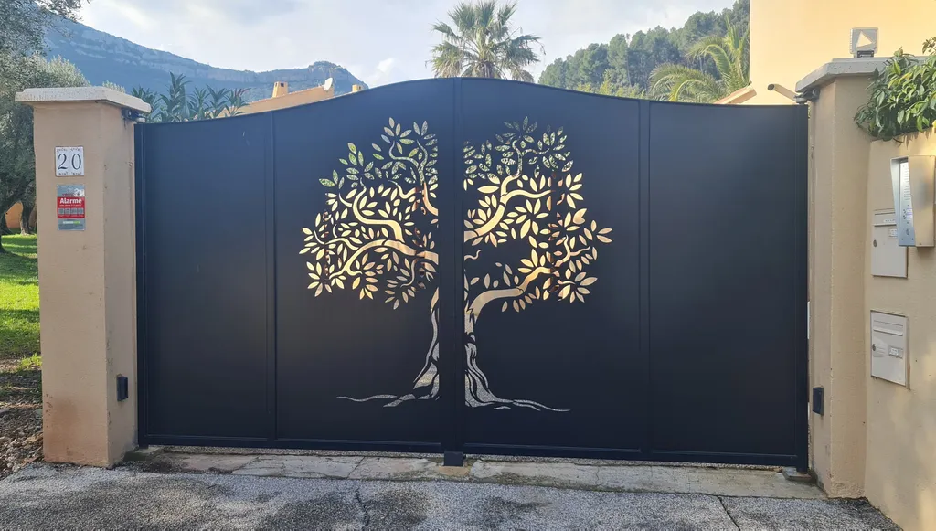 
Fabrication portail tôlé avec décor olivier découpé laser grand format finition thermolaquée à Bandol prés de Toulon