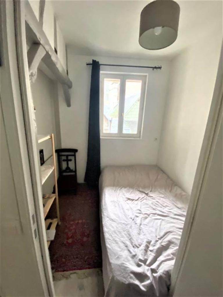 Bureau au calme sur cour, vue sur Hotel de ville et son église, lumineux sans vis à vis Rouen T2bis