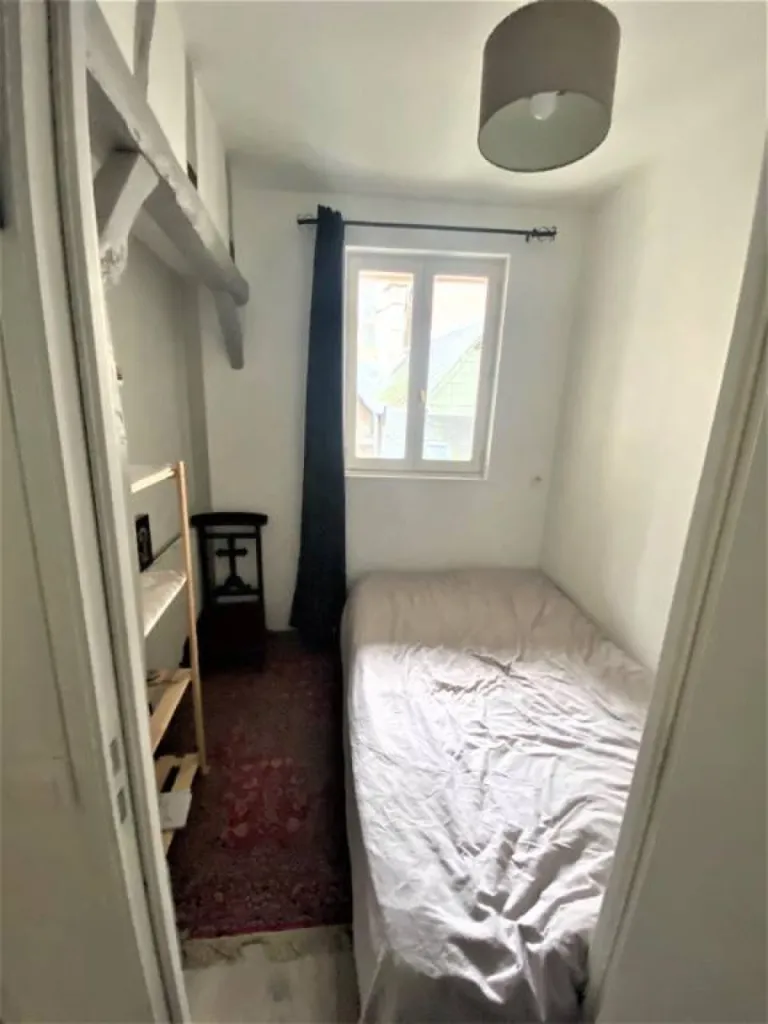 Bureau au calme sur cour, vue sur Hotel de ville et son église, lumineux sans vis à vis Rouen T2bis