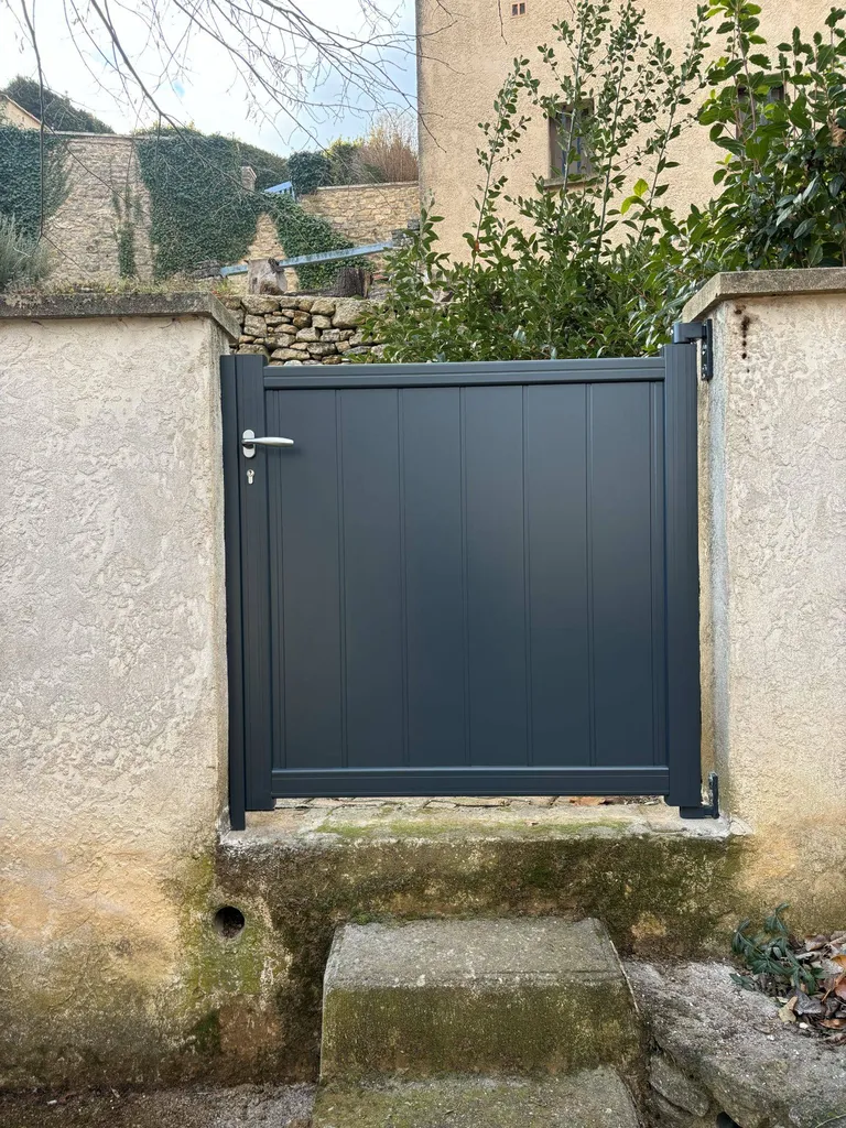 Pose d’un portillon en aluminium à Apt dans le Luberon