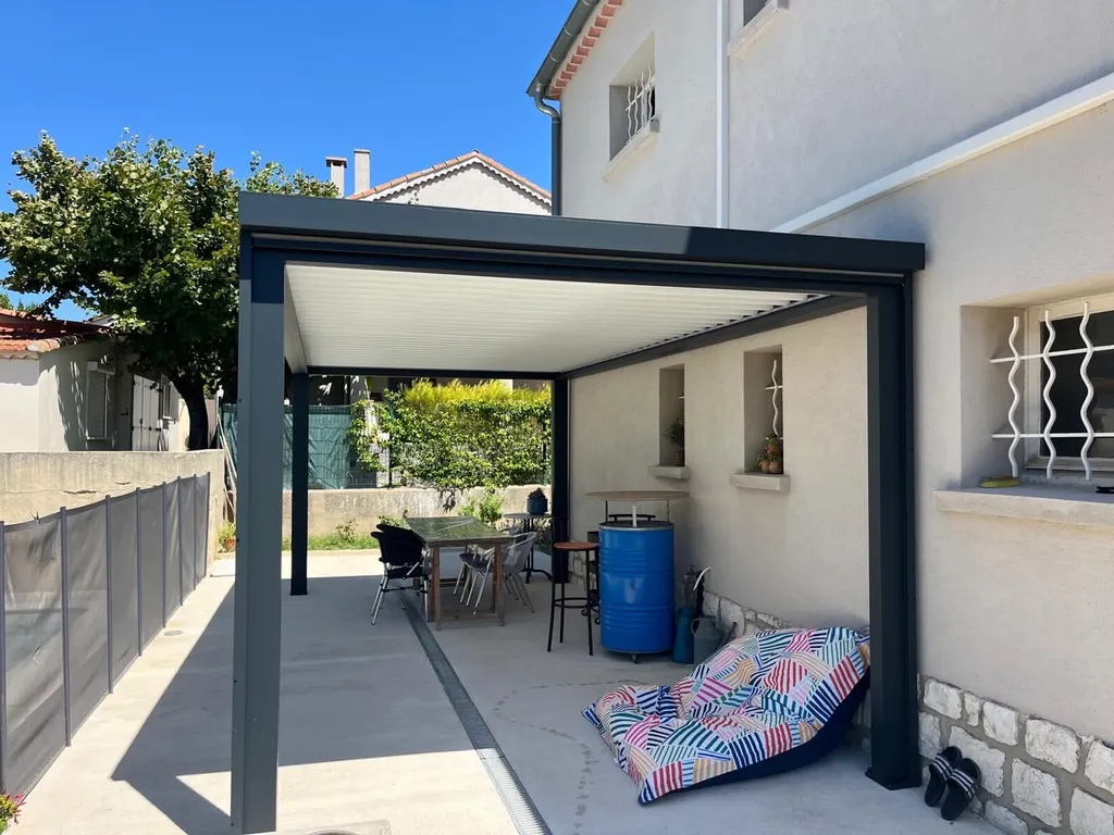 Mise en place d'une Pergola Bioclimatique Marquises modèle IZI sur Sausset les pins