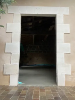 Rénovation avec reprise de linteau en pierre et plate-bande sur bâti ancien à Gujan-Mestras