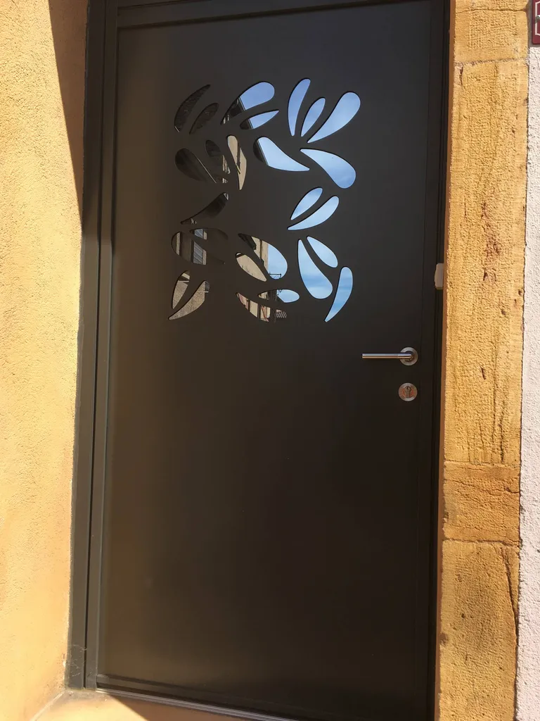 Porte alu personnalisée installée à OINGT dans le beaujolais