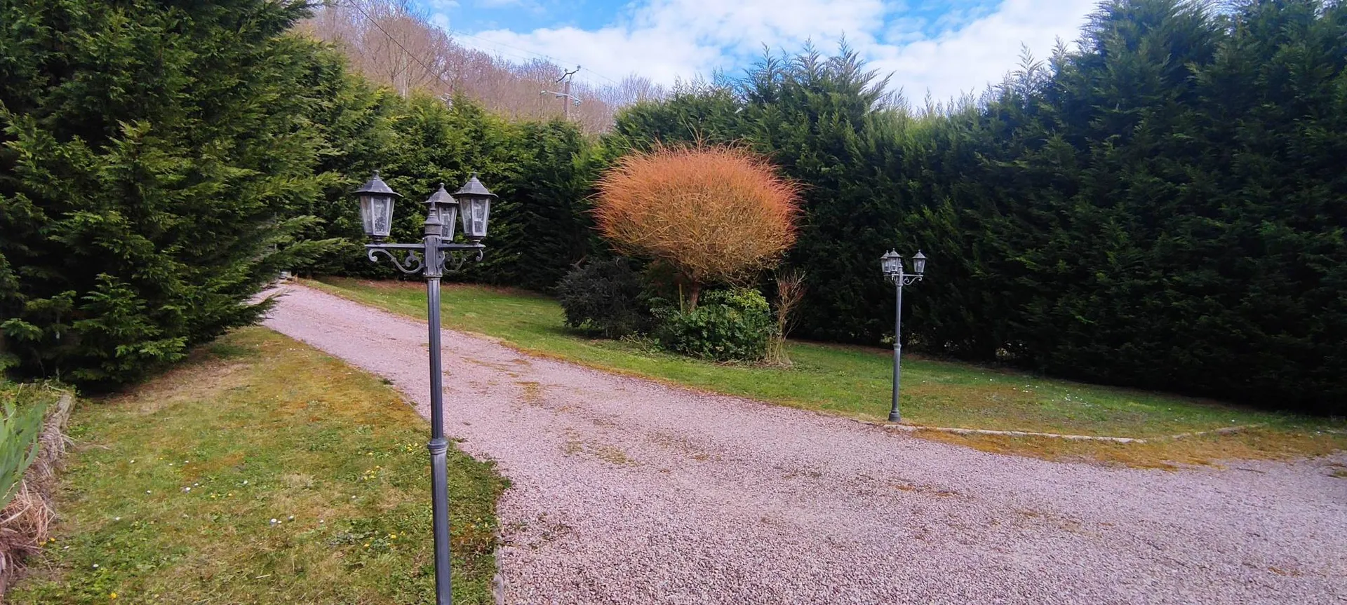 À 9 minutes de Lisieux (14100) et 40 minutes de Deauville (14800), authentique maison normande à colombages de 153 m² offrant une vie de plain-pied.