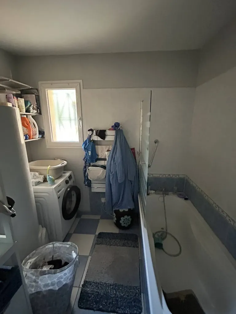 Salle de bain avant rénovation avec équipements anciens dans cette maison à Villefranche-sur-Saône