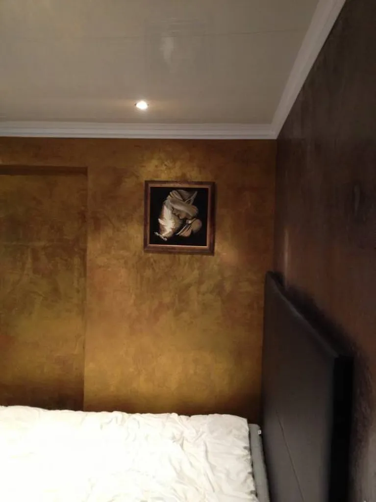 MUR CHAMBRE EN TADELAKT TERRE DU MONDE FINITION CIRE OR DANS LE VAR