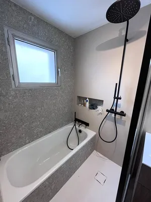 baignoire à encastrer avec niche à carreler