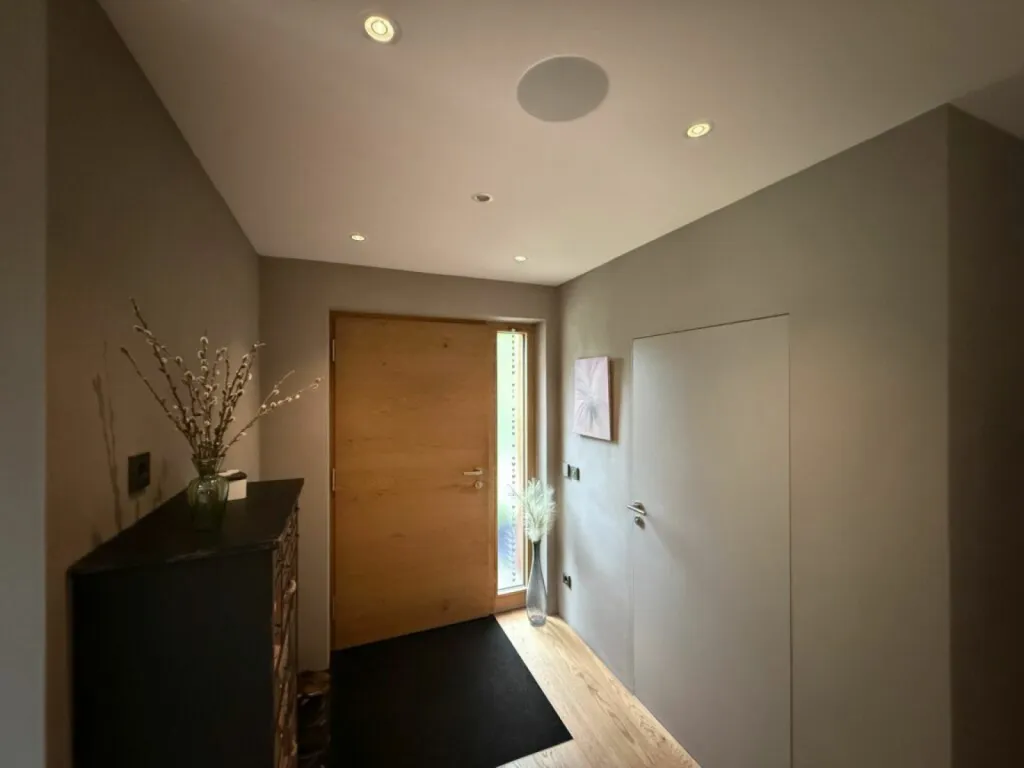 entrée villa moderne audio domotique loxone à Genas