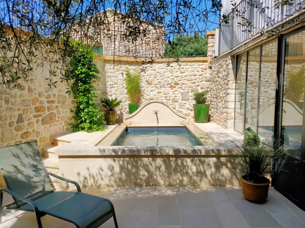 Mini-piscine béton 3x2m avec débordement inversé, PVC armé gris foncé et traitement automatique sans chlore près d’Uzès