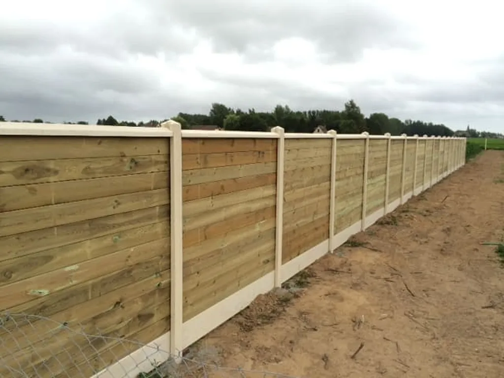 Installation de Clôture occultante mix bois béton, Brise-vue en lames bois et Soubassements béton à Deauville dans le Calvados 14 et ses Alentours