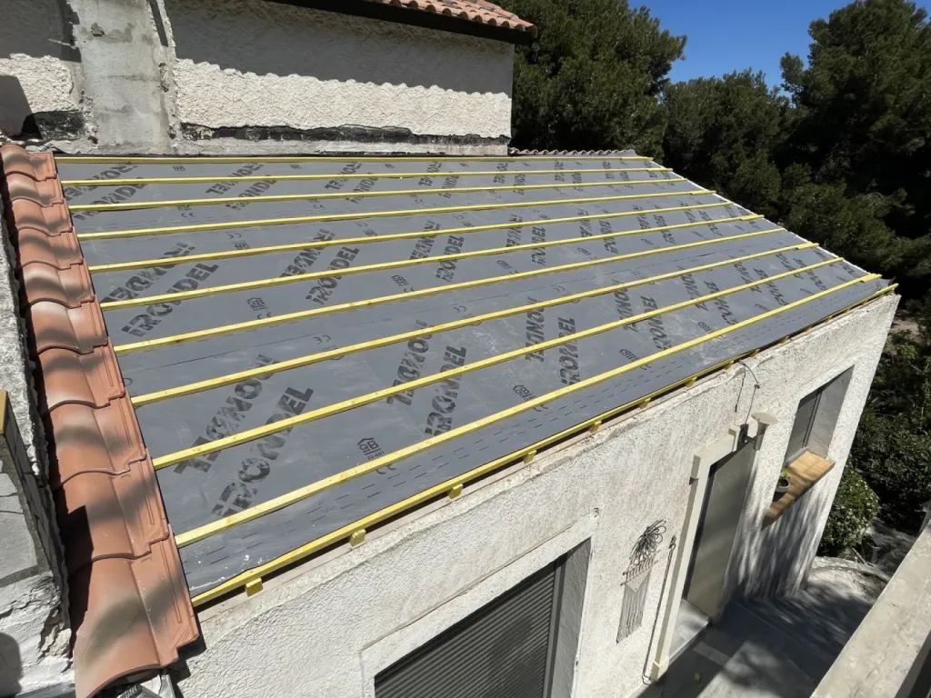 mise en plase des tuiles mecaniques sur martigues
