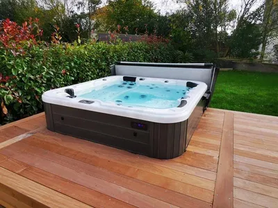 spa encastré dans un terrasse en bois à Aix en provence