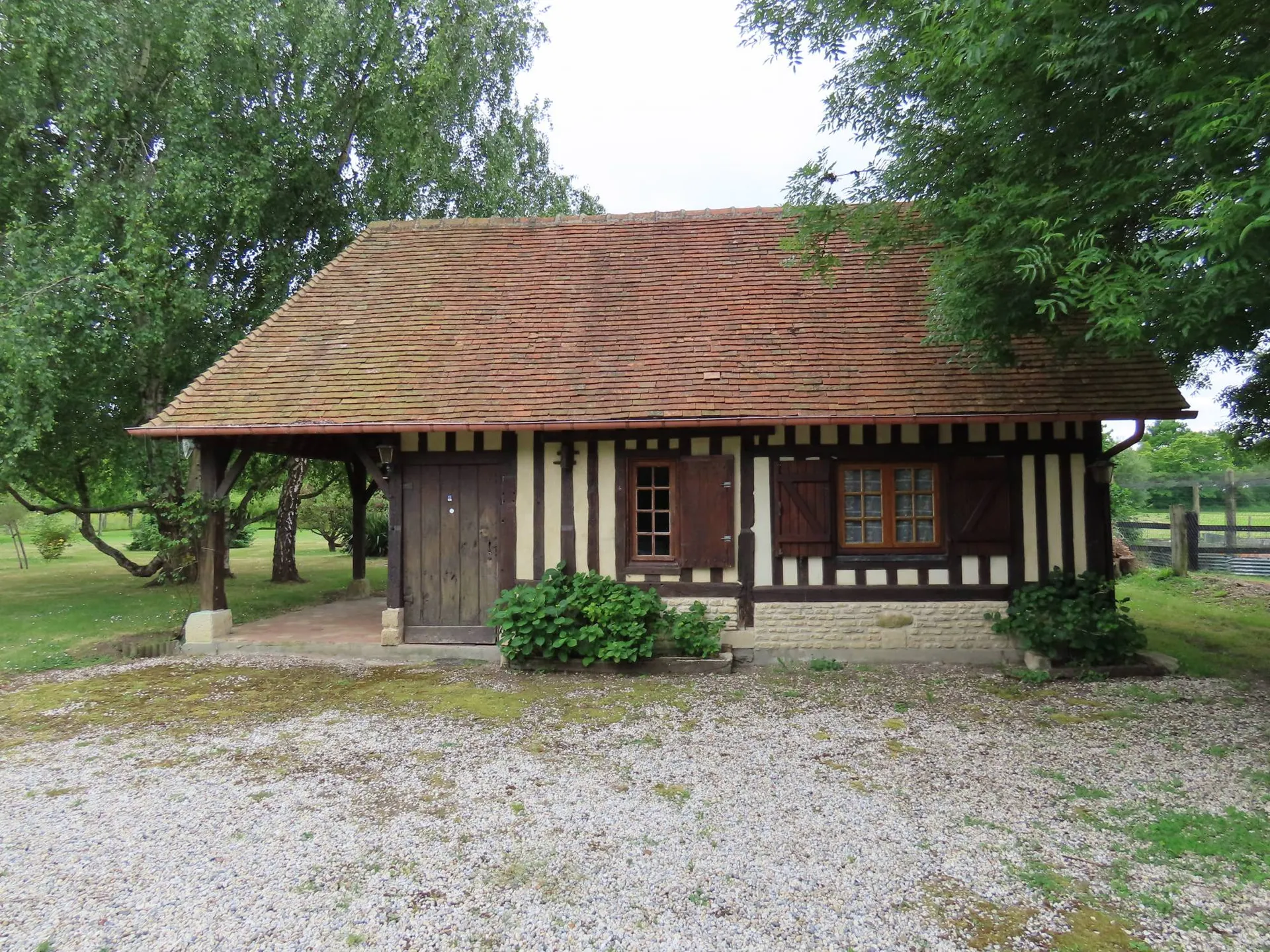 A vendre, à 10 min de CAMBREMER 14340 et MEZIDON-CANON 14270, au cœur de la campagne augeronne : deux maisons normandes sur un parc arboré avec chalet, bassin et voie verte à proximité.